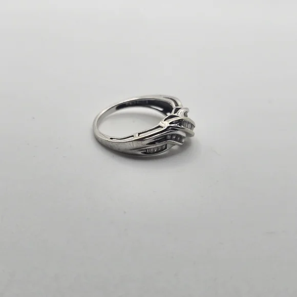 10k White Gold Crystal Twisted Band Ring